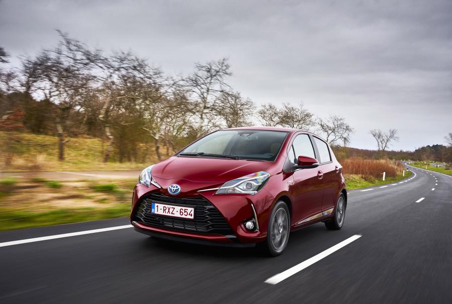  Toyota Yaris Hybrid 2017 года  (фото 10 из 15)